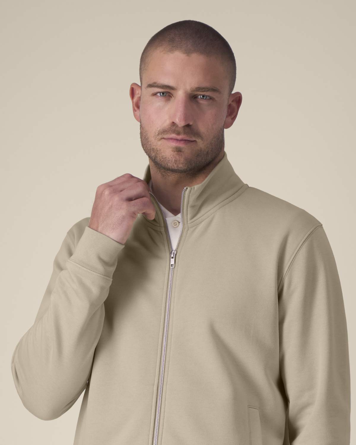 Das Unisex-Sweatshirt mit Reißverschluss und Stehkragen